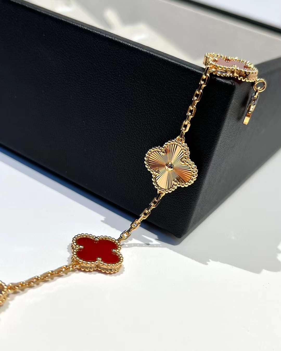 5 motif clover Carnelian Yellow Gold Bracelet