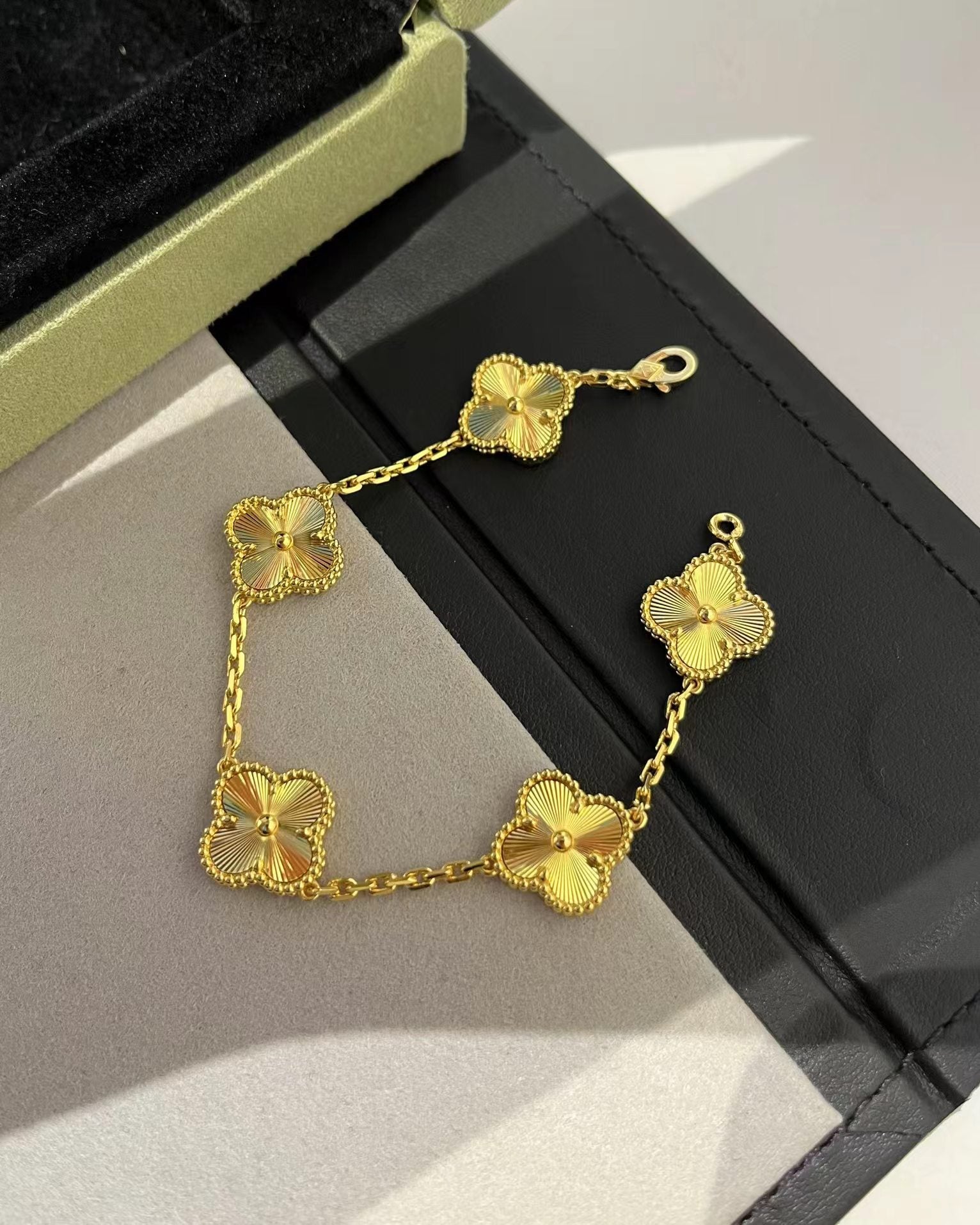 5 motif Clover Lucky Yellow Gold Bracelet
