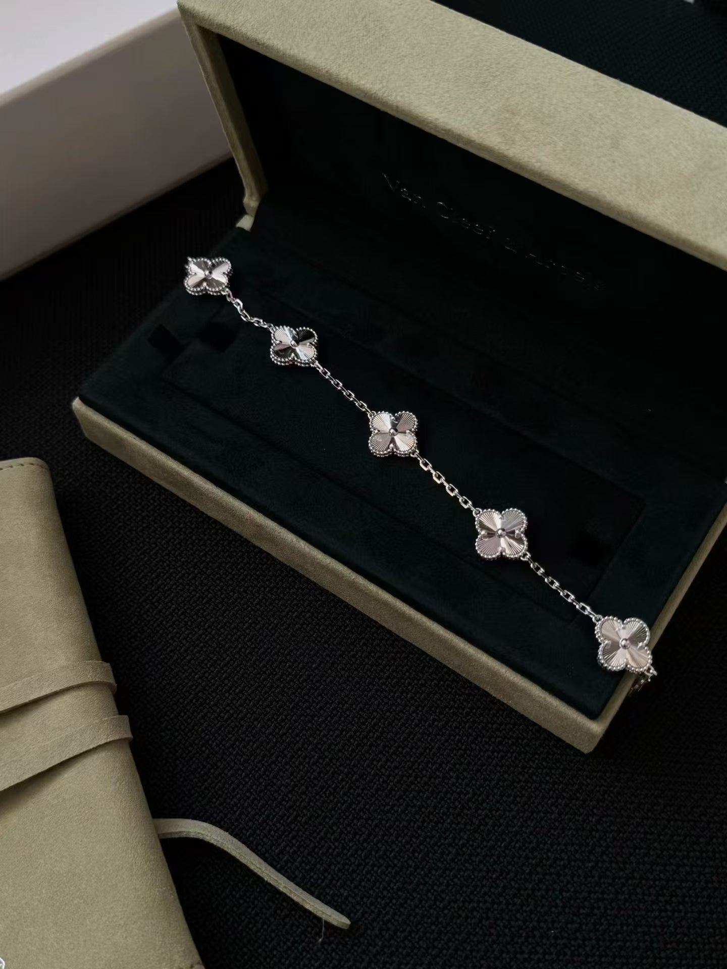 5 motif clover Silver Bracelet