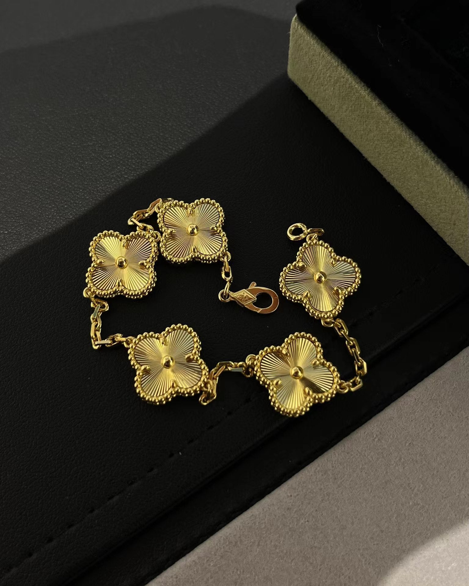 5 motif Clover Lucky Yellow Gold Bracelet