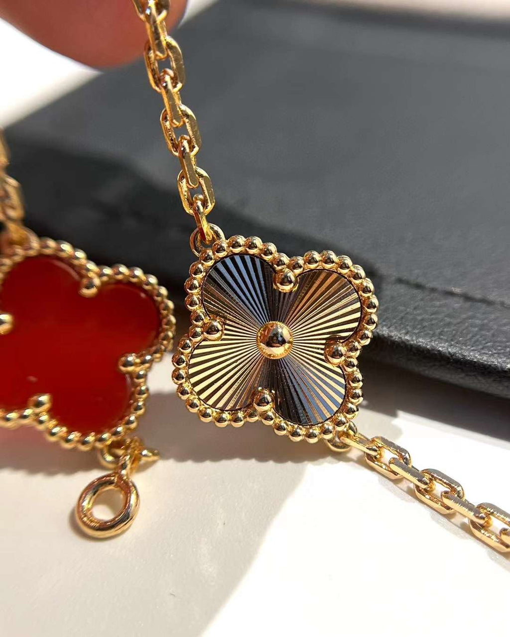 5 motif clover Carnelian Yellow Gold Bracelet