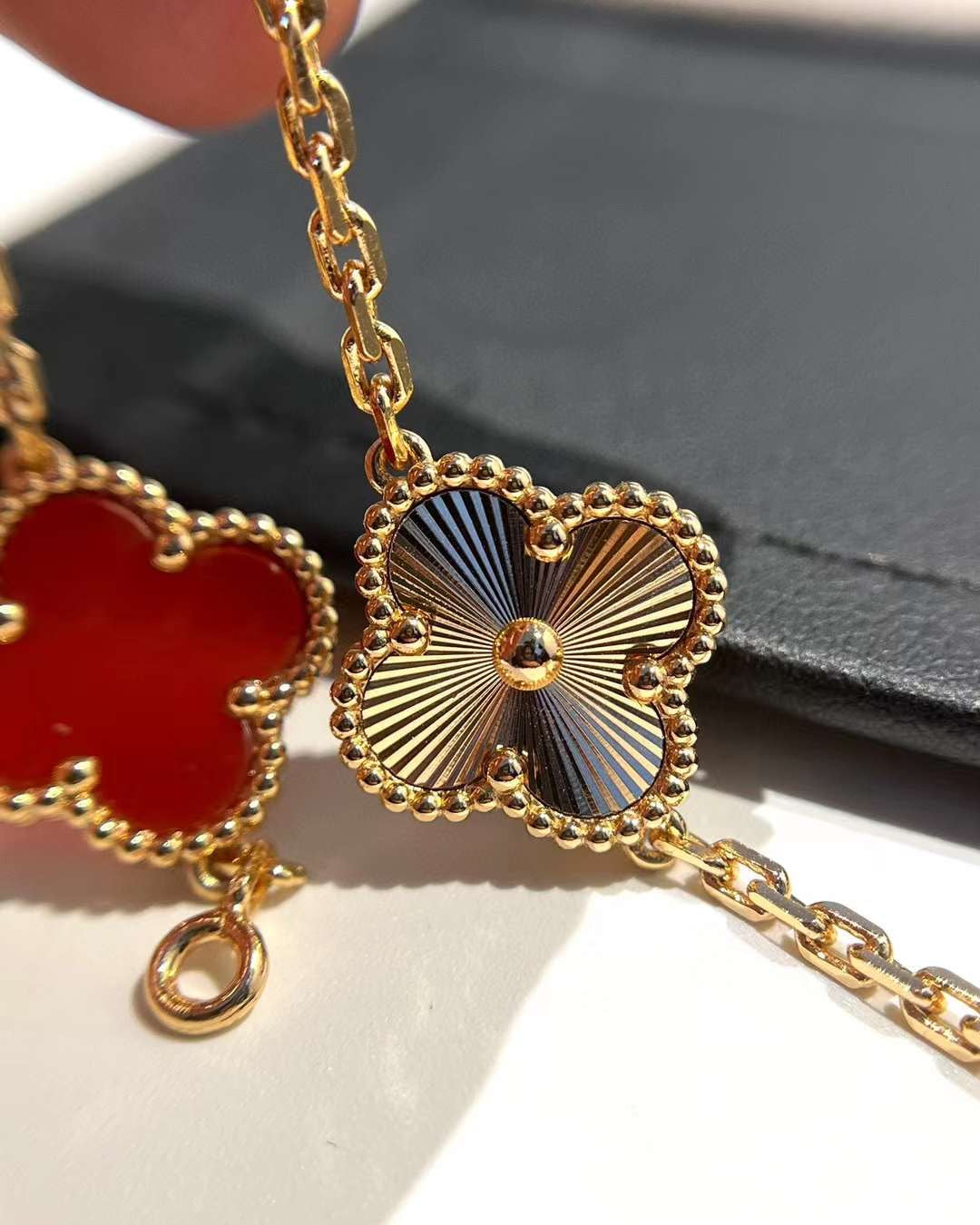 5 motif clover Carnelian Yellow Gold Bracelet