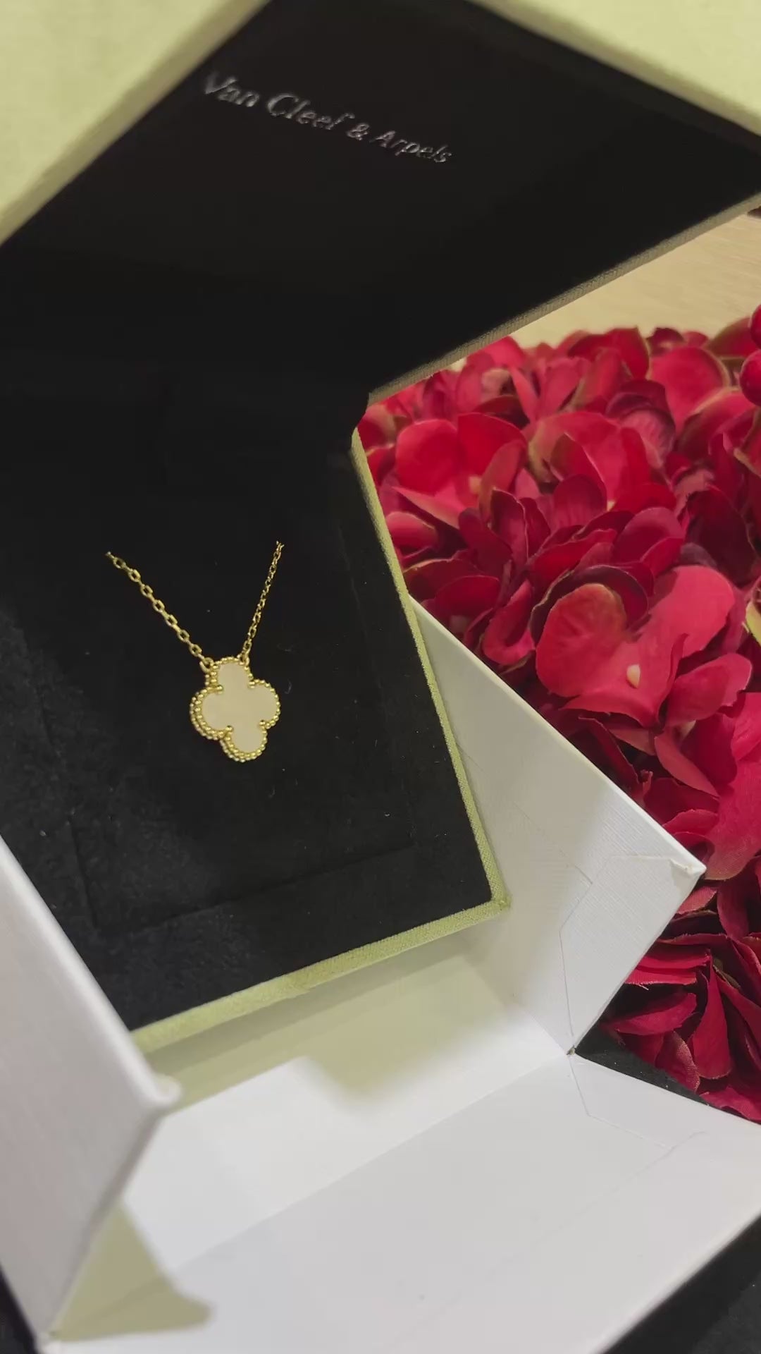 Mother of pearl yellow gold necklace 15mm